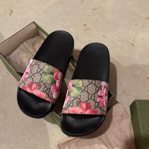 Gucci Black and Pink Floral Sandals